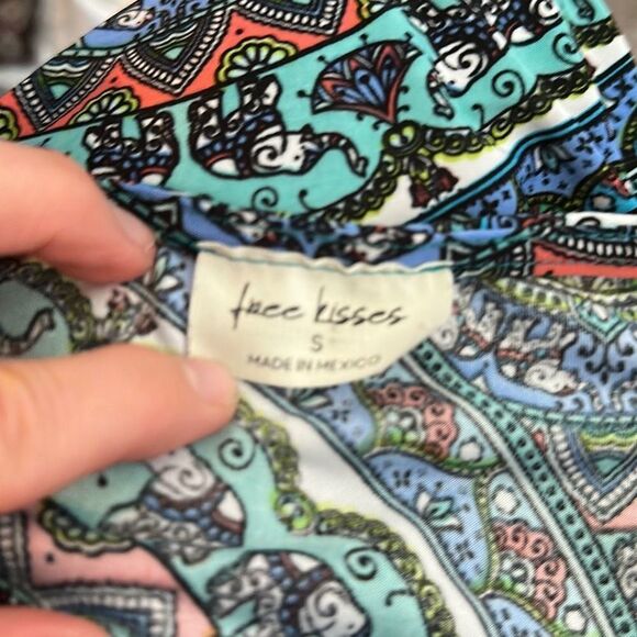 Free Kisses Women’s Cold Shoulder Elephant Print Shirt Blouse Top Size small - Picture 6 of 7